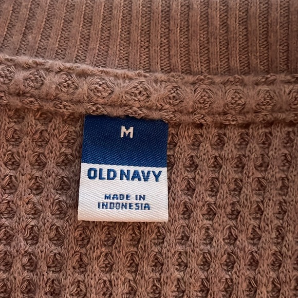 Old Navy waffle top, 3 button, mauve colored, women’s Medium - Picture 6 of 7
